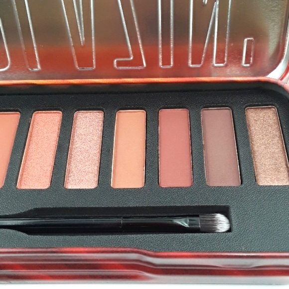 W7 BLAZIN' Neutrals on fire. Eyeshadow Palette. - Picture 8 of 8